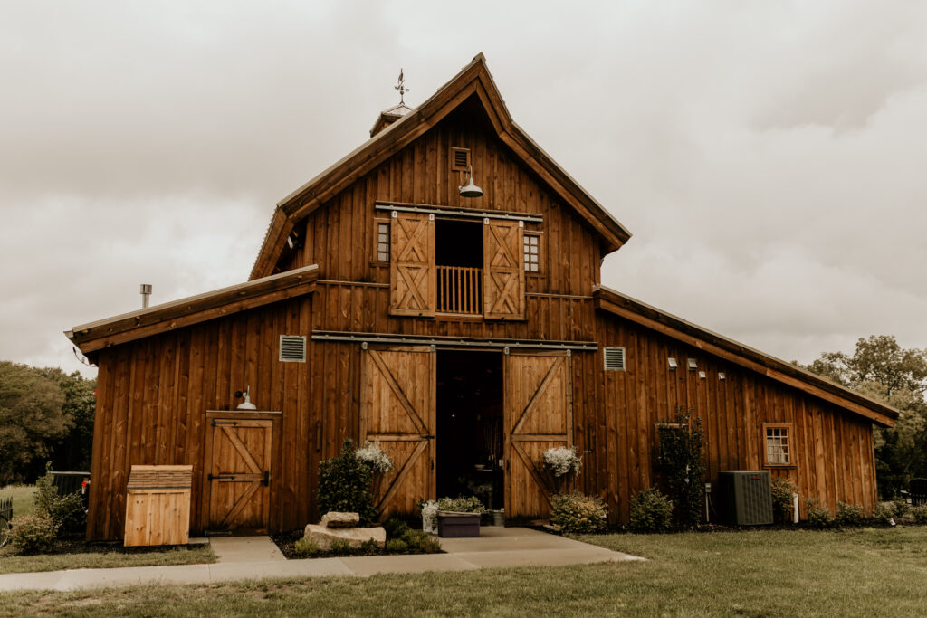 Rustic Barn for Weddings in Smithville MO